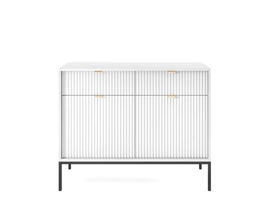 Weißes Sideboard mit Riffel-Optik, goldenen Griffen und schwarzen Metallfüßen.