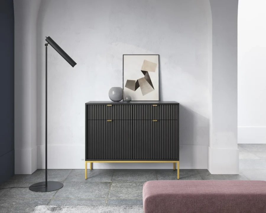 Modernes Sideboard in Schwarz und Gold im minimalistischen Wohnzimmer