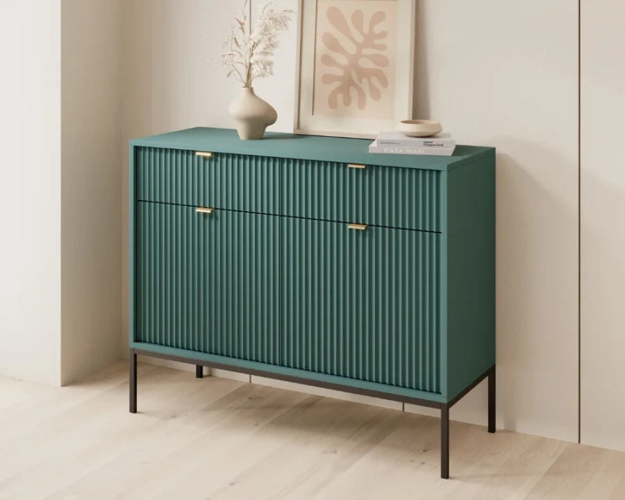 Eingerichtetes Wohnzimmer mit grünem Sideboard, Vase und Wandbild.