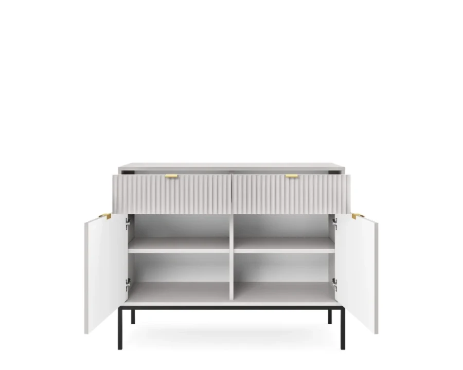 Geöffnetes graues Sideboard mit viel Stauraum und sichtbaren Regalböden auf schwarzen Füßen.