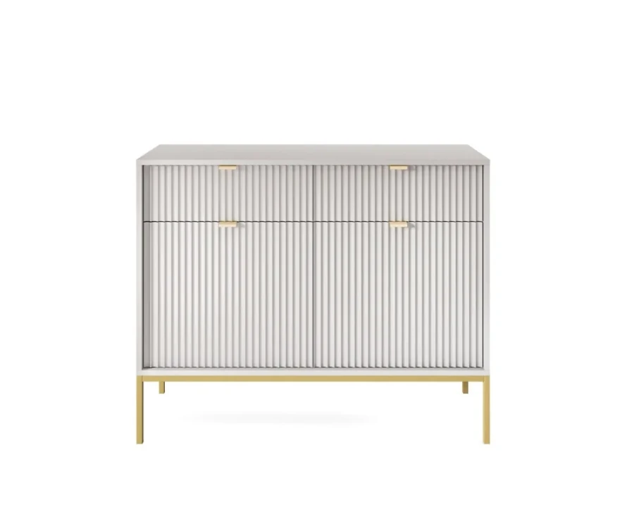 Elegante weiße Anrichte mit geriffelter Front und goldenen Metallbeinen, Frontansicht.