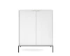 Weißes Highboard mit vertikaler Riffel-Optik und schwarzen Metallbeinen.