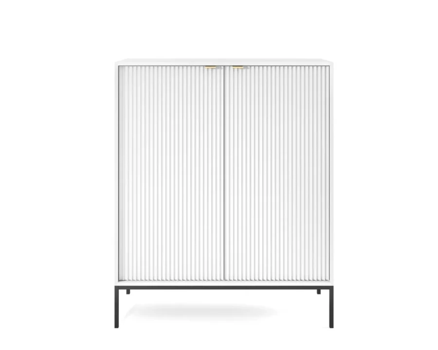 Weißes Highboard mit vertikaler Riffel-Optik und schwarzen Metallbeinen.