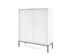 Weißes Highboard mit Rillenfront und schwarzen Beinen vor weißem Hintergrund.