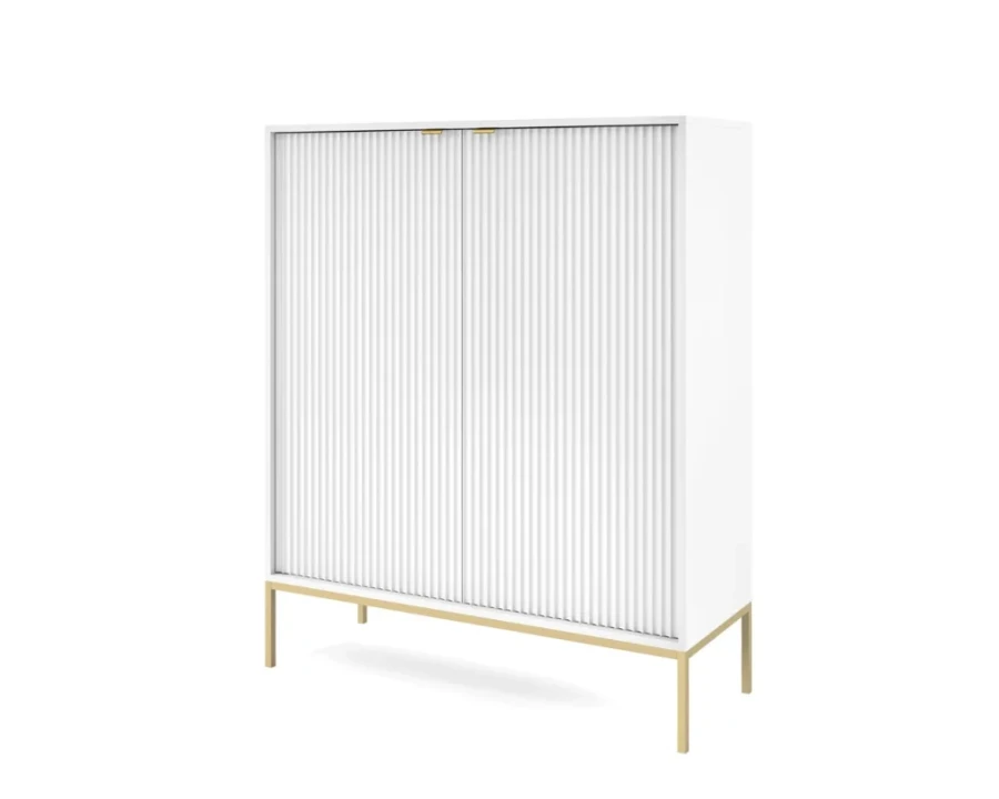 Weiße Kommode mit geriffelter Front und eleganten goldenen Beinen auf weißem Grund.