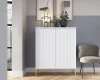 Modernes weißes Sideboard mit Riffelfront in einem hellen, stilvollen Wohnzimmer.
