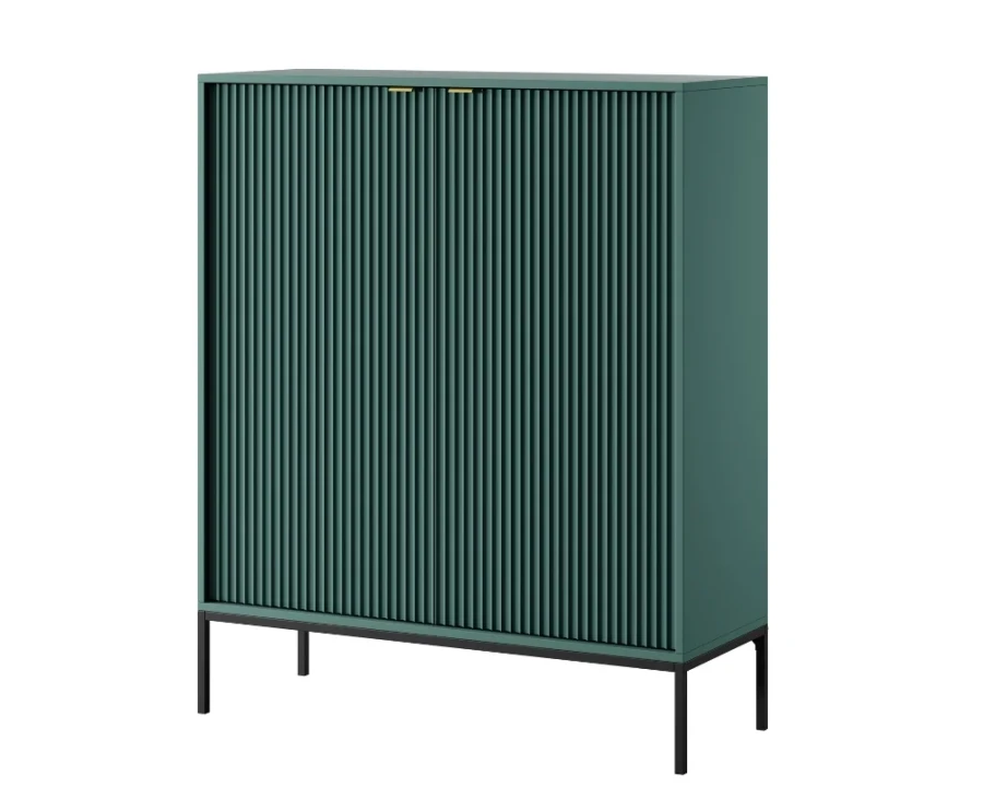 Grüner Schrank mit Lamellenfront und schwarzen Metallbeinen auf weißem Hintergrund.