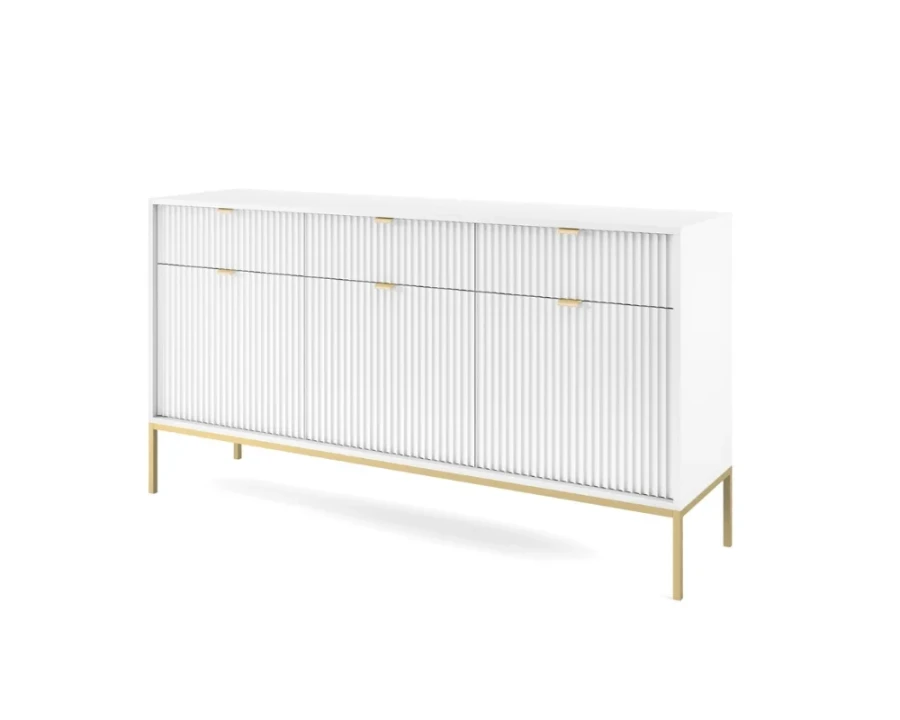 Perspektivische Ansicht eines weißen Sideboards mit Riffeldekor und Goldgestell.