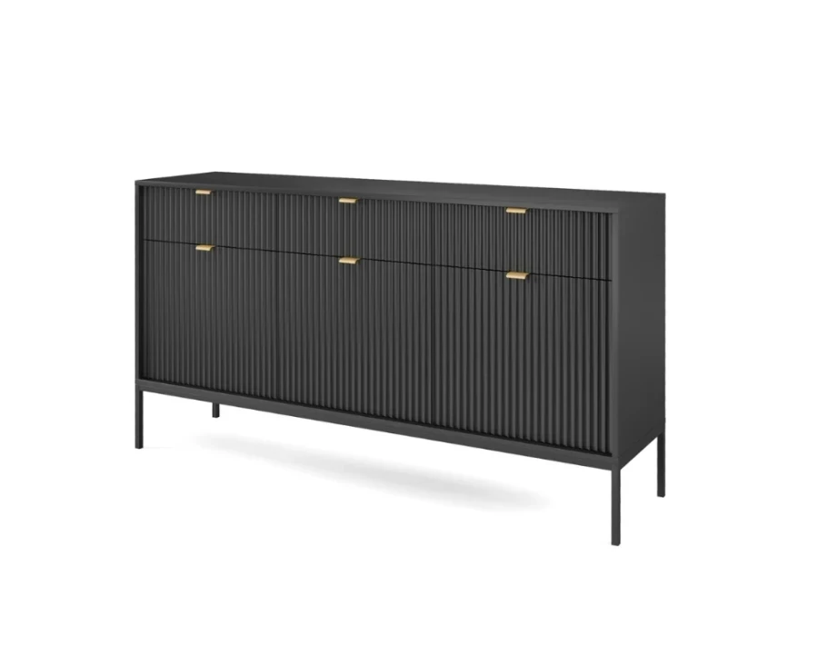 Modernes schwarzes Sideboard mit geriffelter Front und schwarzen Metallbeinen vor weißem Hintergrund.