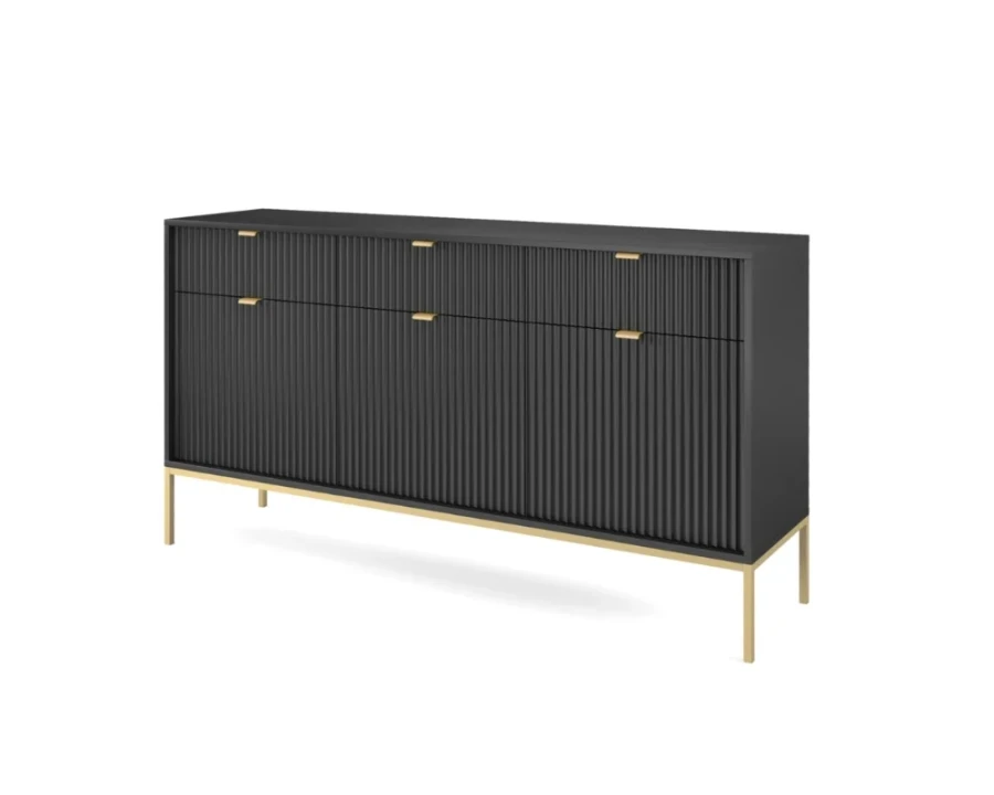 Perspektivische Ansicht eines schwarzen Sideboards mit goldfarbenem Gestell und geriffelten Türen.