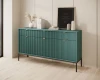 Modernes petrolfarbenes Sideboard mit Riffelfront und goldenen Griffen im Wohnzimmer.