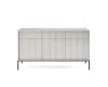 Hellgraues Sideboard mit geriffelten Fronten und schwarzen Metallbeinen in minimalistischem Design.