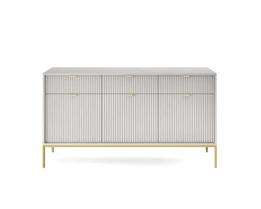 Elegante graue Kommode mit vertikaler Riffelung und goldenen Beinen auf weißem Hintergrund.