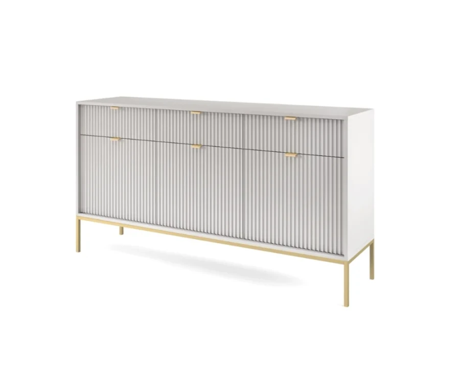 Seitenansicht eines modernen Sideboards mit Riffelfront und schmalen goldenen Metallfüßen.