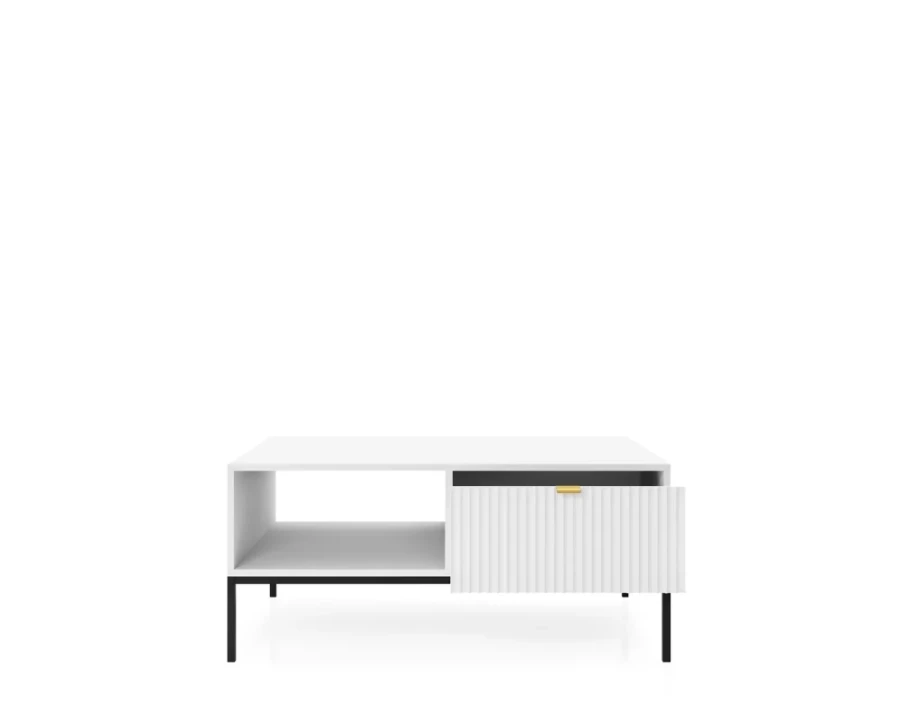 Weißer Couchtisch mit leicht geöffneter, geriffelter Schublade und goldenem Griff.