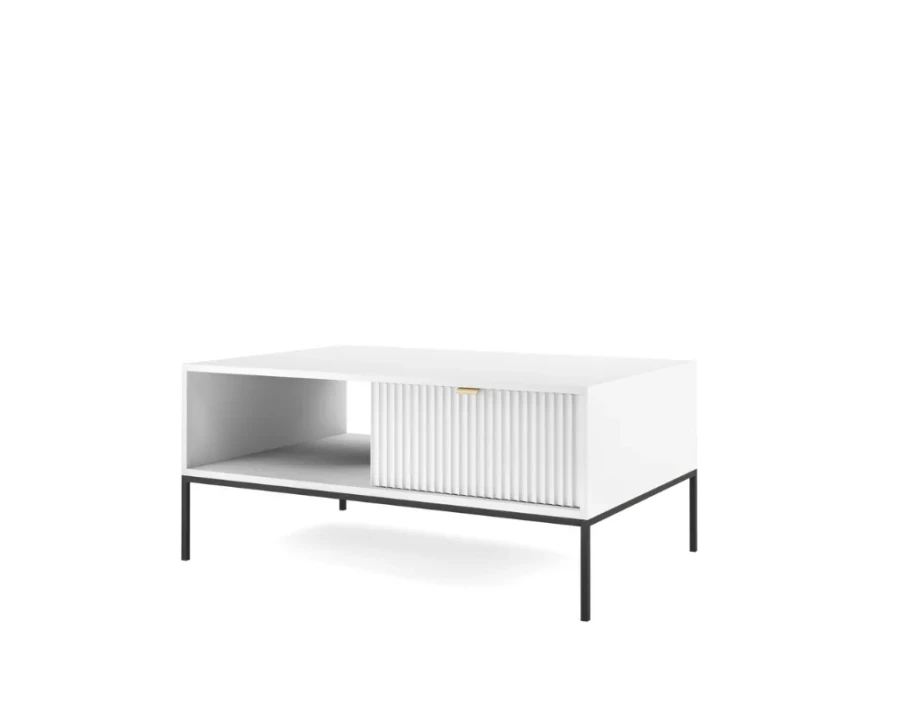 Perspektivische Ansicht eines weißen Couchtischs mit Rillenoptik und schwarzen Beinen.