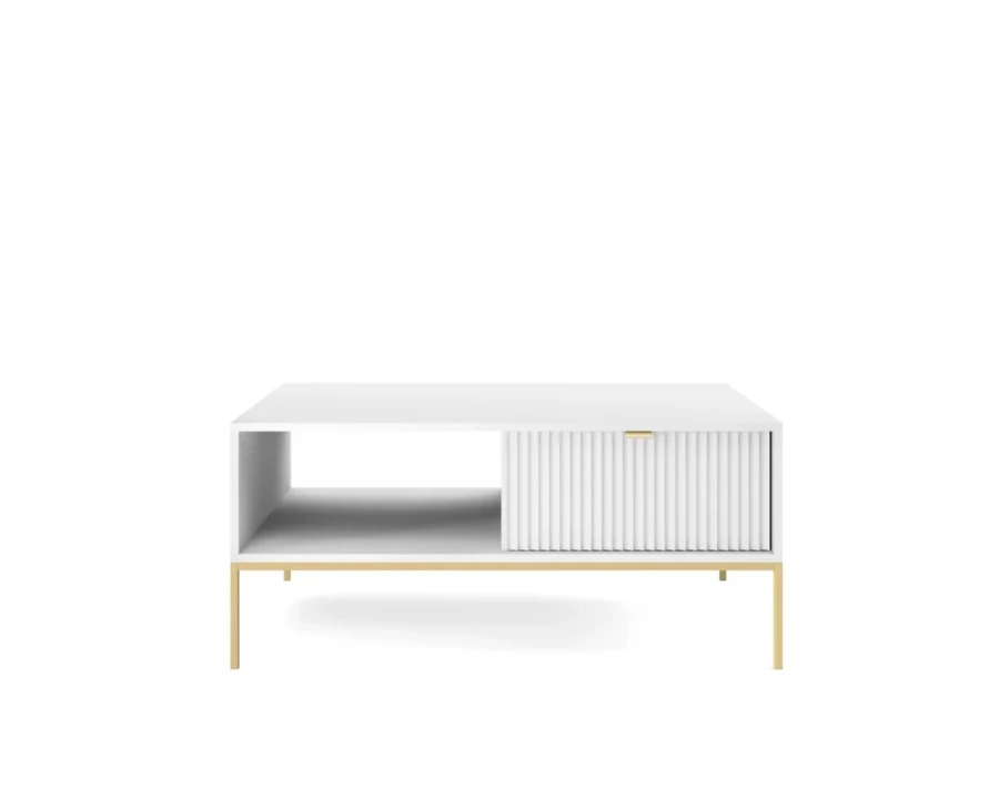 Weißer Couchtisch mit Rillenfront und goldenen Metallfüßen, minimalistisches Design für das Wohnzimmer.