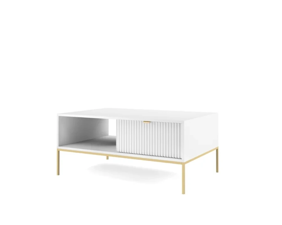 Seitenansicht eines weißen Designer-Couchtischs mit Rillenoberfläche und eleganten goldfarbenen Beinen.