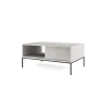 Moderner grauer Couchtisch mit dekorativer Rillenfront und schwarzen Metallbeinen.