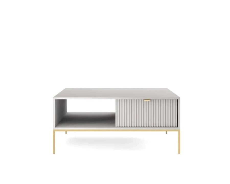 Eleganter Couchtisch in Grau mit Rillenoptik und goldfarbenen Metallfüßen.
