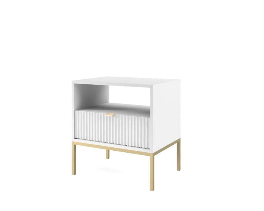 Elegante Seitenansicht eines weißen Nachttischs mit Gold-Details und Rillen-Design.