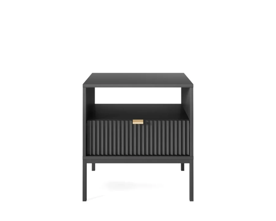 Schwarzer Nachttisch mit geriffelter Front und goldenem Griff in minimalistischer Optik.