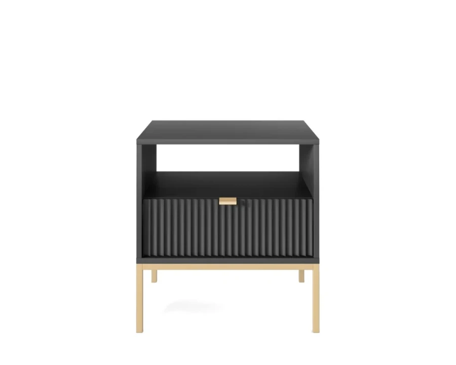 Schwarze Nachtkonsole mit goldenen Metallbeinen und geriffelter Frontoptik.