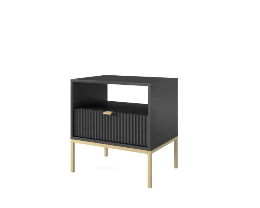 Schwarzer Nachttisch mit goldenen Beinen und geriffelter Schubladenfront.