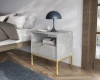 Weißer Nachtschrank im Schlafzimmer, dekoriert mit Designerlampe und Büchern.