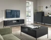 Schwarze Wohnzimmermöbel im Rillendesign mit schwarzen Füßen, TV-Lowboard und Couchtisch in modernem Stil.