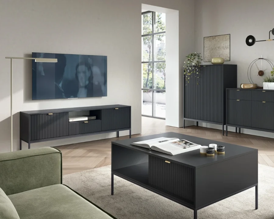 Schwarze Wohnzimmermöbel im Rillendesign mit schwarzen Füßen, TV-Lowboard und Couchtisch in modernem Stil.