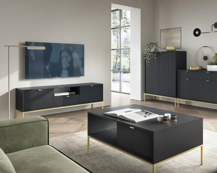 Elegantes schwarzes Möbelset fürs Wohnzimmer mit Rillenstruktur und goldenen Metallfüßen.
