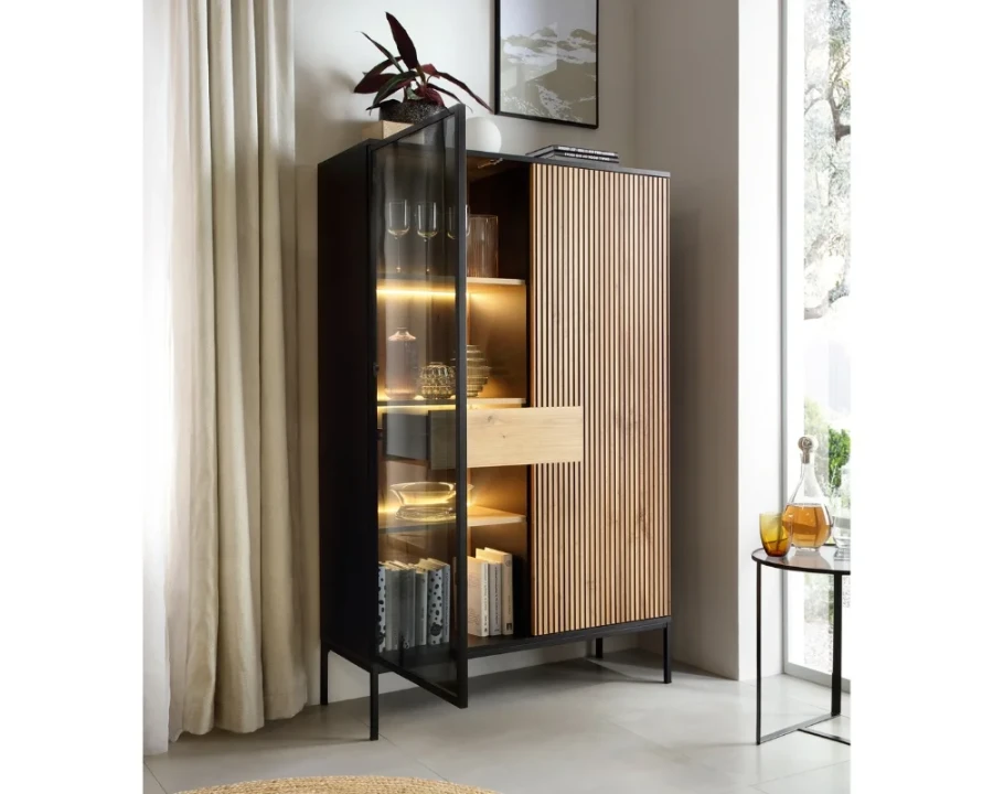 Geöffnete Glasvitrine mit Beleuchtung und dekorativen Elementen im modernen Wohnzimmer.