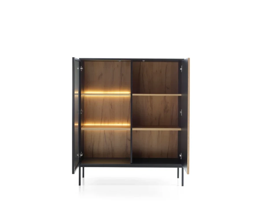 Geöffnetes Highboard Sentio mit Blick auf die Innenfächer, Regalböden und integrierte LED-Beleuchtung.
