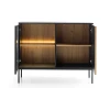 Offenes Sideboard mit Blick auf die Innenaufteilung und LED-Beleuchtung