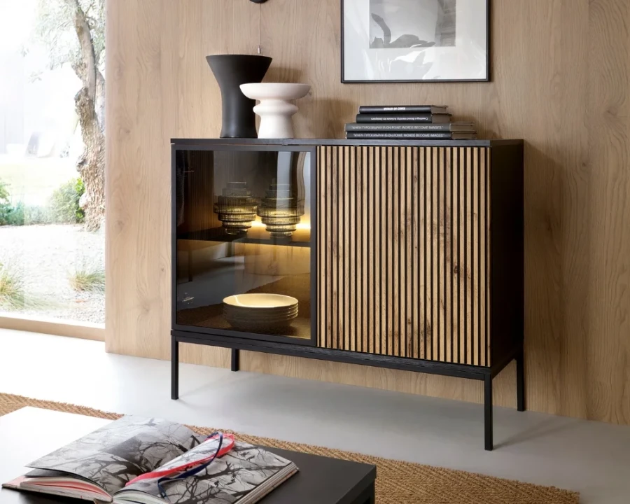 Modernes Highboard Sentio mit Lamellenfront und beleuchteter Glasvitrine.