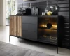 Modernes Sideboard in Schwarz mit Holz-Lamellen und LED-beleuchteter Glasvitrine.
