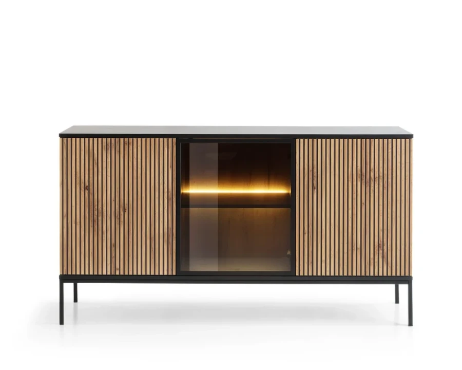 Frontansicht einer Kommode mit Holz-Lamellen-Front und mittiger LED-Glasvitrine.