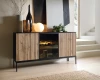 Modernes Sideboard mit Holzlamellen und Glasvitrine in stilvollem Wohnzimmerambiente.