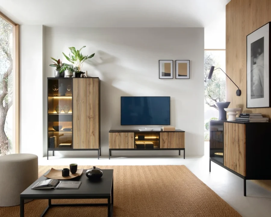 Elegantes Wohnzimmer-Set mit TV-Lowboard und Vitrine in Schwarz und Holz-Optik.