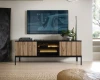 Wohnzimmer-Einrichtung mit schwarzem TV-Board unter einem Wandfernseher