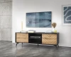Modernes Lowboard in Schwarz und Eiche-Optik mit TV-Wandhalterung im Wohnzimmer.