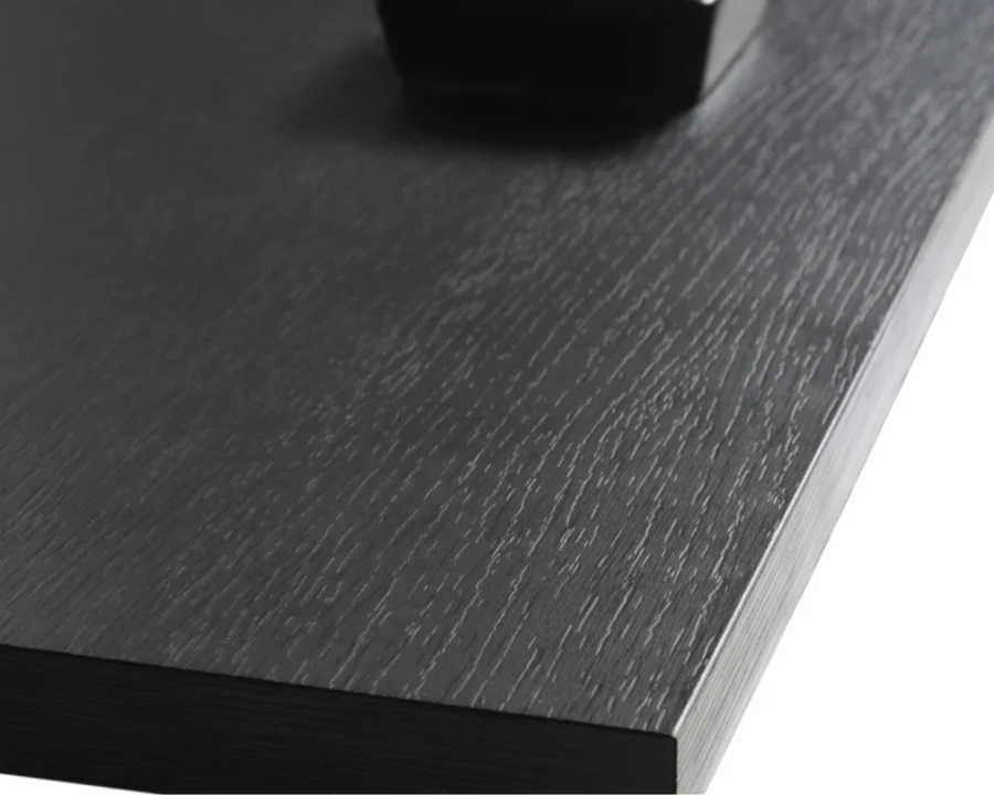 Detailaufnahme der edlen schwarzen Holzmaserung einer Möbeloberfläche der Diamant Kollektion.