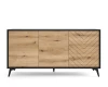 Breites Sideboard in Eiche mit drei Türen und modernem Fischgrätenmuster auf schwarzem Gestell.