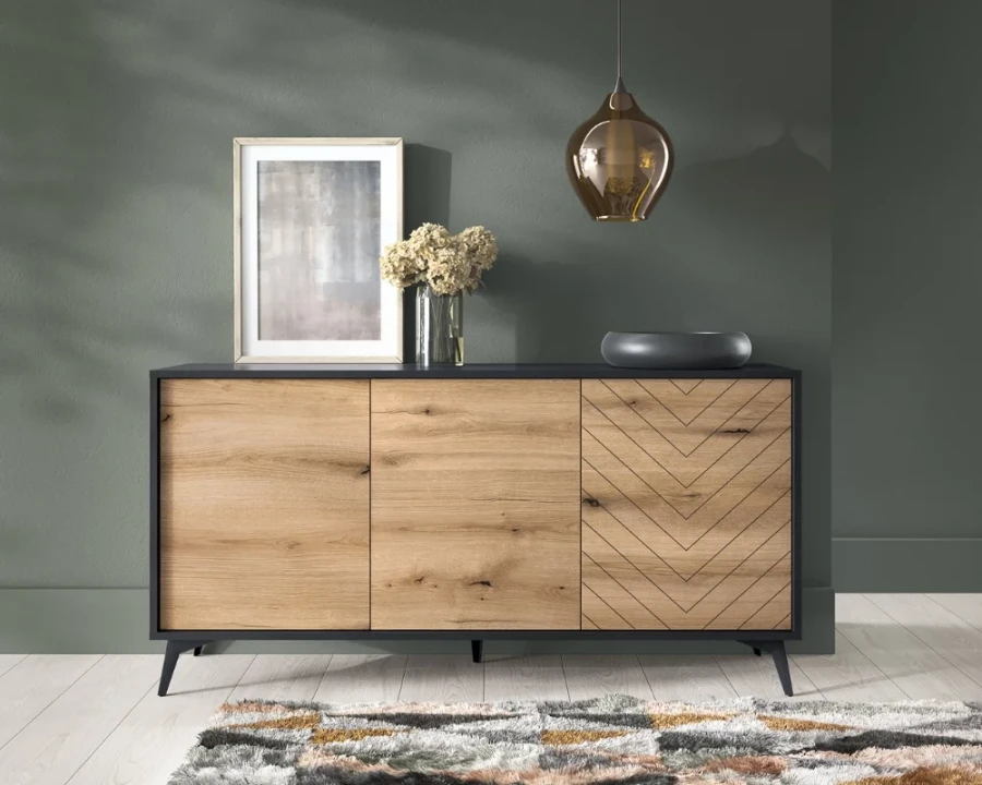 Sideboard Diamant in Eiche-Schwarz mit dekorativem Fischgrätmuster in modernem Wohnzimmer.