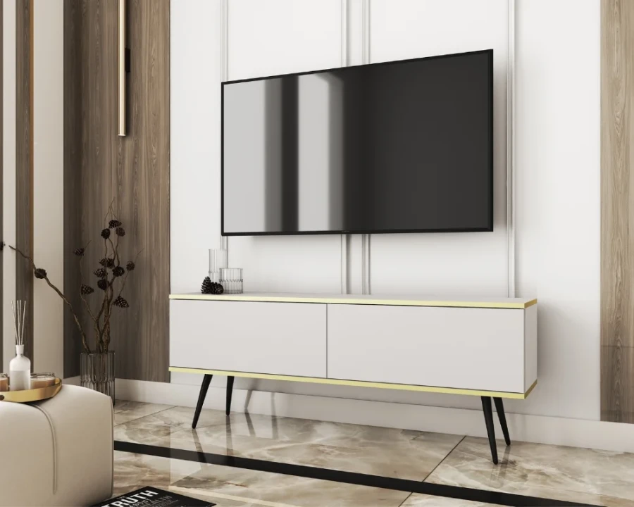 Weißer TV-Unterschrank mit goldenen Akzenten und schwarzen Beinen im Wohnzimmer.