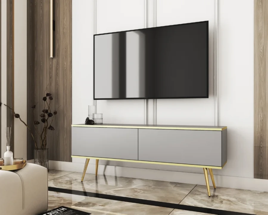 Graues TV-Board mit goldenen Details in einem modern gestalteten Wohnzimmer.