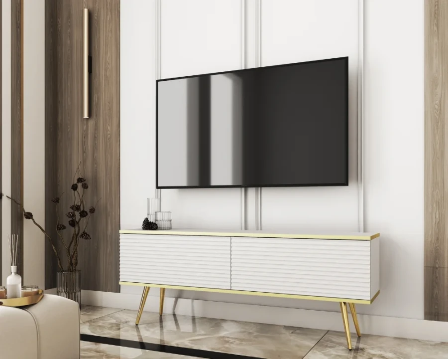 Modernes weißes TV-Board mit Goldfüßen in stilvollem Wohnzimmer-Ambiente.