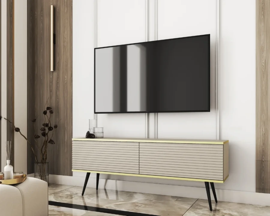 Beige TV-Konsole mit schwarzen Füßen im modern eingerichteten Wohnzimmer.