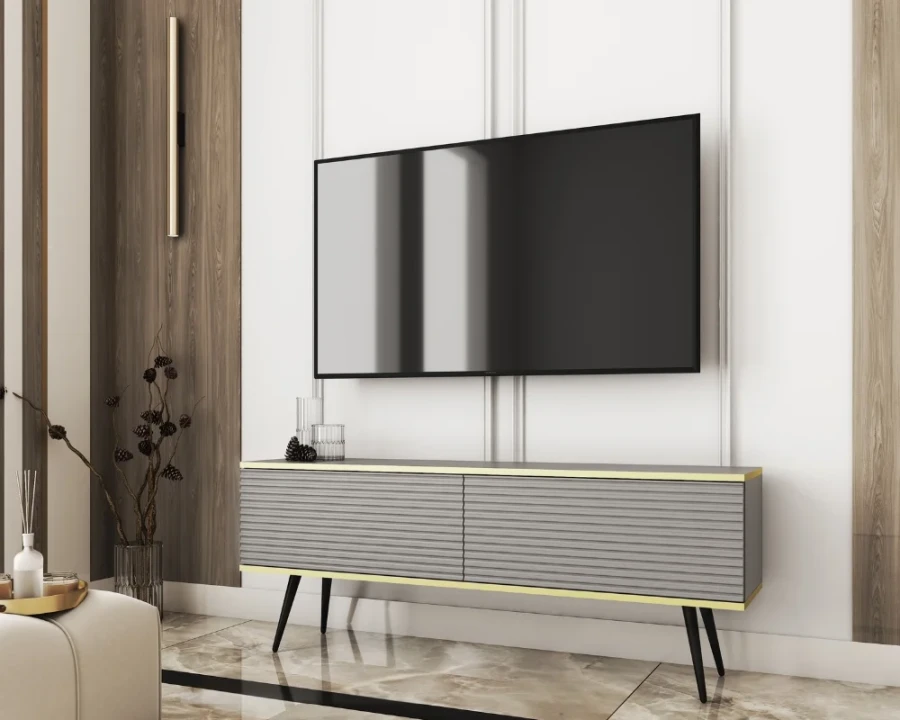 Graues TV-Sideboard mit schwarzen Beinen und Riffel-Front in stilvoller Wohnumgebung